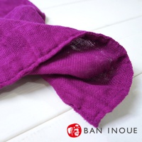 一塊深紫色、三層結構的蚊帳棉織迷你手拭巾，材質輕薄，織紋清晰可見，邊緣有縫線處理。