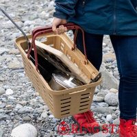 米色塑膠製的 Starke-R 超級長籃，帶有紅色提把，籃內裝有木板、金屬鍋具和長柄工具。