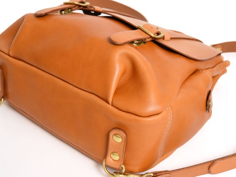 前面にタックを入れることで、立体感を出しています。見た目のアクセントとしてはもちろん、容量もアップします。