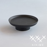 koudai 美濃燒高腳平盤，黑色，陶瓷材質，盤面有放射狀紋路，盤緣帶有細緻刻紋，整體呈現樸實質感。