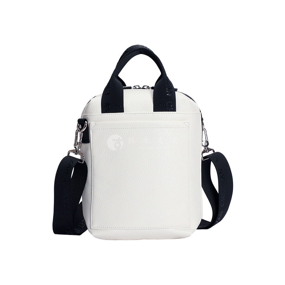 高爾夫方形側背包，白色仿皮革材質，配有黑色織帶提把和可拆卸斜背包帶，包身有織紋壓印細節，正面有一個小口袋。
