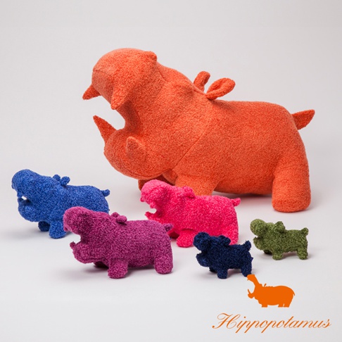 五隻竹棉混紡材質的河馬玩偶，分別為橘色、藍色、桃紅色、紫色和綠色，其中橘色河馬最大，其他四隻較小。