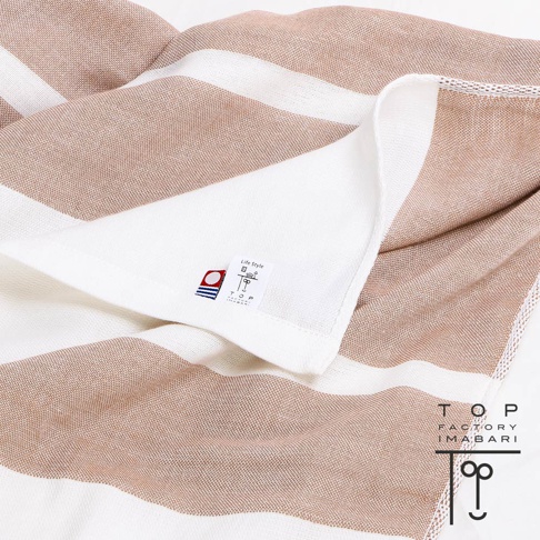 今治四層紗枕套，米白色與淺棕色條紋，材質為純棉。