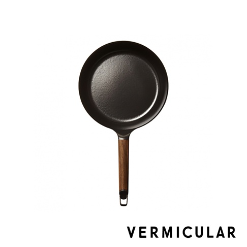 日本製VERMICULAR黑色琺瑯鑄鐵平底深鍋24cm，配有木質手柄。