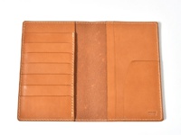 職人手作皮革多用途收納長夾，淺棕色牛皮材質，內有六個卡槽，一個長形夾層，以及右側兩個不同深淺的收納夾層。縫線為白色，整體風格簡約。