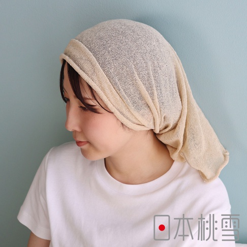 一位女性側面佩戴著米色輕薄透氣的絲綢面罩，該產品設計為護喉好眠絲綢晚安半面罩，右下角印有日本桃雪品牌標誌。