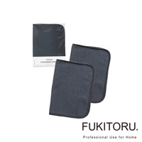 FUKITORU 超極細纖維廚房擦拭布，兩入一組。布料為深灰色，帶有細緻的條紋織紋，邊緣以黑色車縫線包邊。其中一塊擦拭布置於透明包裝內，另外兩塊則並排擺放，展現其柔軟質地。