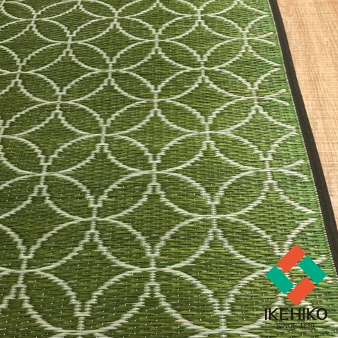 綠色榻榻米廚房地墊，織有白色重複圓形與直線交織的圖案，材質紋理清晰，邊緣有深色滾邊。