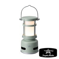 淺綠色神燈造型音箱，結合復古燈籠設計，頂部有金屬提把，燈罩為透明玻璃材質，內部發出暖白色光芒，底部有兩個長方形黑色音響出聲孔，整體為磨砂質感的塑膠與金屬材質。