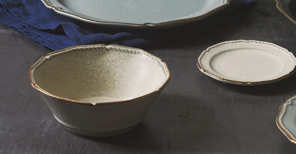 Aito Stitch 美濃燒金彩浮雕復古湯碗，搭配同系列盤子，置於深色桌面。