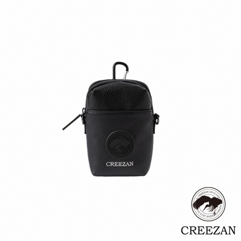 黑色紋理皮革迷你側背收納包，頂部有拉鍊開口、金屬掛勾，正面中央有品牌圓形標誌與品牌名稱。