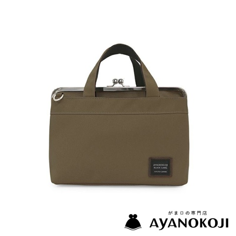 京都職人手作軍綠色橫式口金手提包，包身簡約，頂部有銀色口金開合，配有提把和可拆卸肩帶，側邊有黑色品牌標籤，下方有品牌Logo和日文標語。