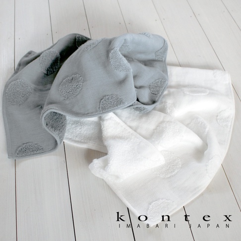 兩條今治水玉點點無撚紗質柔膚毛巾，一條灰色，一條白色，皆帶有織紋點點圖案。