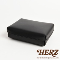 黑色皮革製成的小型收納盒，盒蓋上有縫線裝飾，風格簡約。