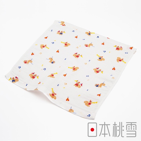 白色紗布方巾，印有可愛的「小小馬戲團」圖案，包含吹奏小喇叭、揮舞旗幟的松鼠，以及音符和紅色小帳篷。材質輕柔透氣。
