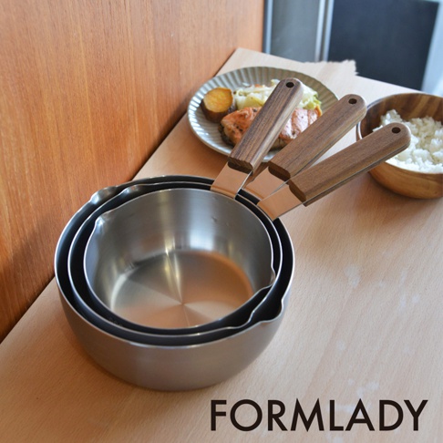 日製小泉誠ambai雪平鍋組，由18-8不鏽鋼製成，配有三層複合鍋底及木質手柄，鍋身呈現銀色金屬光澤，手柄為木紋色。