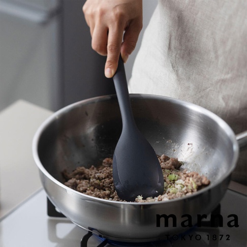 marna 耐熱矽膠調理匙正在鍋中翻炒絞肉。