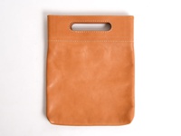 棕褐色皮革製成，方形直立式收納袋，頂部有長方形開口提把，袋身以白色縫線裝飾。