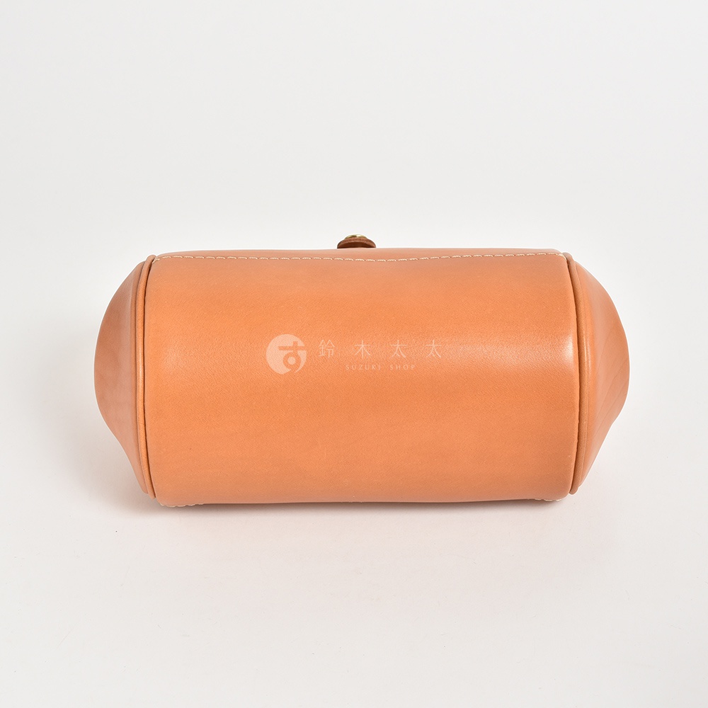 職人手作皮革口金醫生單肩包 CW-12 淺棕色，圓筒狀包身，頂部有金色金屬口金，皮革材質，縫線清晰。