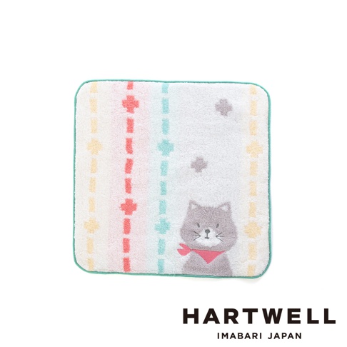 方形的 Hartwell 今治森林動物刺繡手帕，毛巾布材質，邊緣有綠色細邊，手帕中央偏下方有一隻戴著紅色領巾的灰色可愛小貓圖案，背景帶有柔和的彩色條紋與十字圖案，整體設計溫馨簡約。