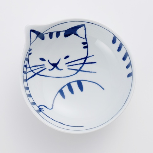 白色陶瓷飯碗，碗內繪有藍色線條的卡通貓咪圖案，碗沿處有貓耳朵造型，適合盛裝寵物食物。
