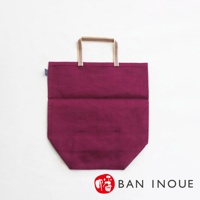 深紫色提把式收納袋，由布料製成，有兩條對比色的提把。