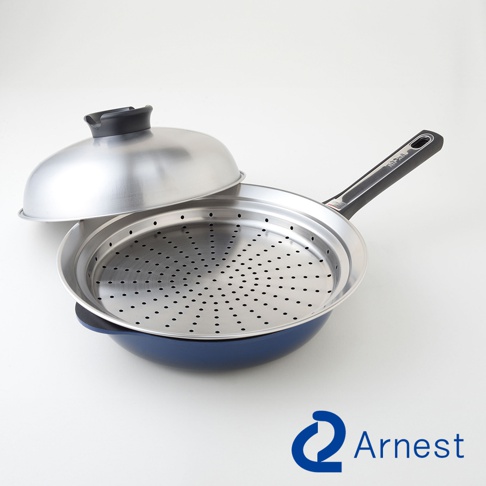 藍色鍋身、不鏽鋼蒸盤及銀色附黑色把手鍋蓋。