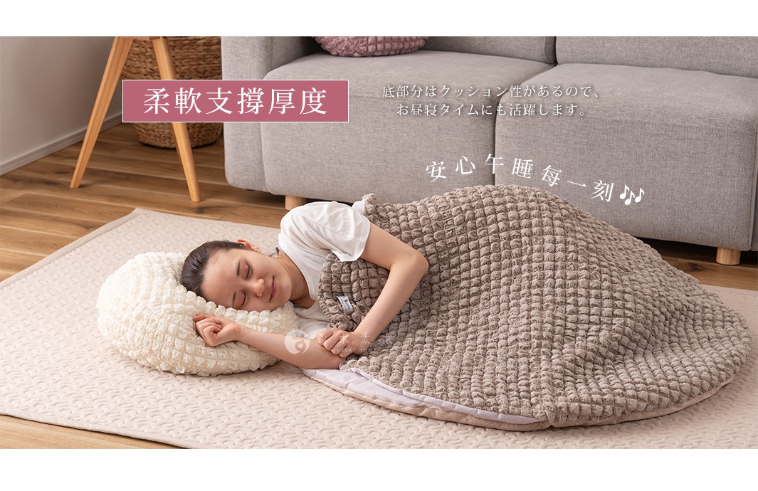 一位女性仰躺著，頭枕著一個米白色、表面有菱格紋的圓形涼感夾心包覆墊，身上蓋著一個淺棕色、同樣有菱格紋的涼感夾心包覆墊。