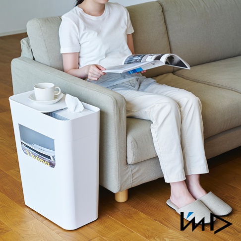 白色側面收納置物活動邊桌，頂部有杯架和抽取式衛生紙盒，側面有雜誌收納槽。