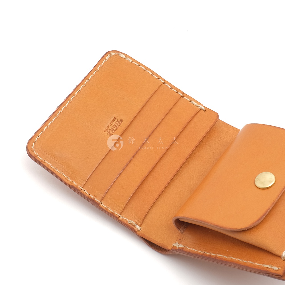 職人手作皮革原子釦型二折式短夾，展示皮革內裡，包含多個卡槽與一個原子釦零錢袋，皮革顏色為淺棕色。