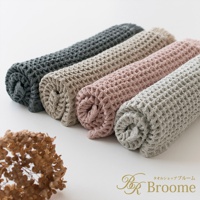 今治鬆餅加大浴墊，展示深灰、淺褐、粉色、淺灰四種顏色，皆為格子織紋的純棉材質，捲成圓筒狀排列。