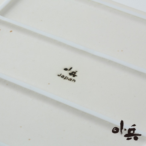 米白色的美濃燒油切方盤，盤面有黑色日文標誌及「Japan」字樣，盤底右側有黑色日文標誌。