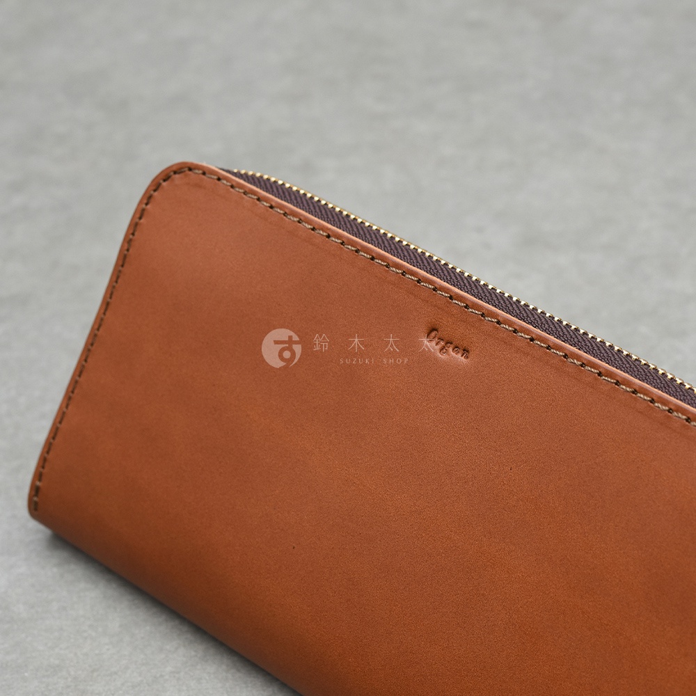 職人手作皮革Organ大容量拉鍊長夾 GS-68，近拍皮革紋理與品牌壓印，拉鍊為深棕色。