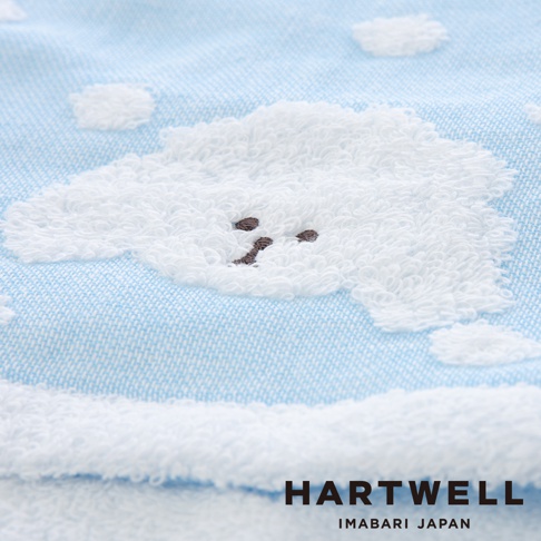 COCO醬今治純棉點點紗布毛巾，淺藍色紗布底，織有立體白色點點圖案，其中一個點點圖案呈現可愛的狗狗臉部造型，狗狗臉部為刺繡棕色眼睛和鼻子。