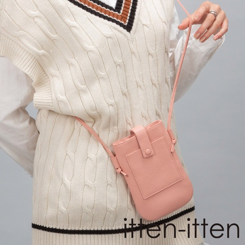 itten-itten 品牌BOLLA 義大利皮革散步手機包，粉紅色，以針織毛衣搭配側背，展示包款細節