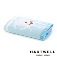 淺藍色今治純棉紗布浴巾，繡有白色小狗圖案，邊緣有藍色小花和腳印裝飾。