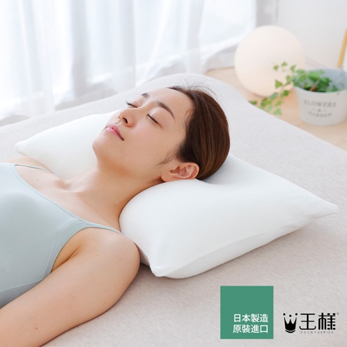 一位女性仰躺在白色頸椎枕上，枕頭為白色，材質看似柔軟。