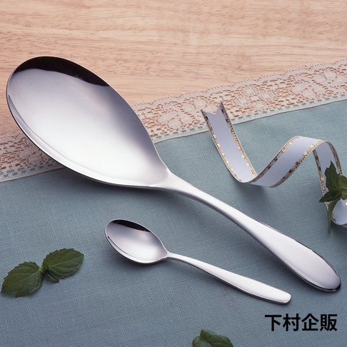 兩個尺寸的不鏽鋼分食匙，一個較大，一個較小，皆為銀色，光滑拋光表面。