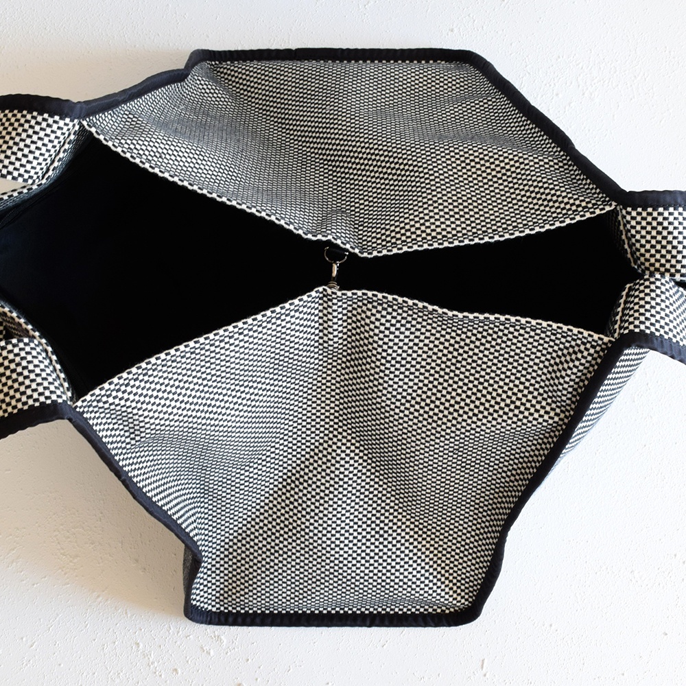 三河木綿刺子織托特包，黑白格紋，可變形大容量設計，內部黑色襯裡，頂部有金屬扣環。