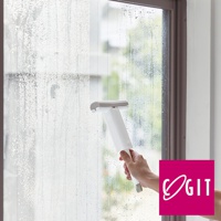 手持白色推拉式海綿刷，正在清潔佈滿水珠的玻璃窗。海綿刷頭為灰色，帶有可伸縮的設計。