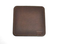 職人手作皮革印章墊板 (KZ-72)，深棕色皮革，表面有細緻紋理，邊緣以黃色線縫合，右下角壓印有「HERZ」和「MADE IN JAPAN」字樣。