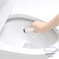 手持白色帶灰色磨砂頭的萬用去污橡皮擦，在白色陶瓷馬桶內圈處清潔。