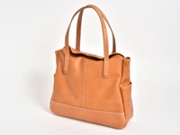 職人手作皮革直式肩背托特包，淺棕色。包身結構挺拔，採用對比色縫線，側面有口袋設計，整體風格簡約實用。