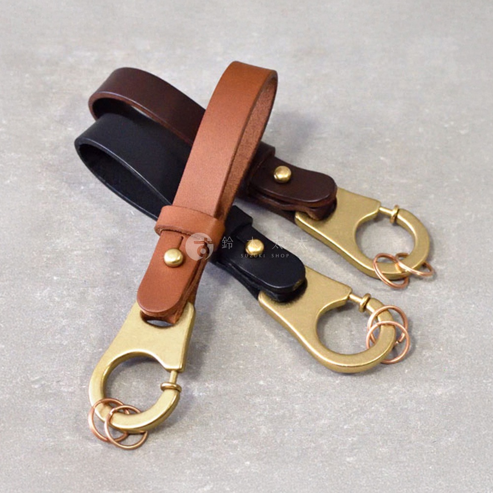 三款職人手作皮革鑰匙圈，包含棕色、黑色及深棕色，皆配有黃銅色D型掛鉤與鑰匙圈。