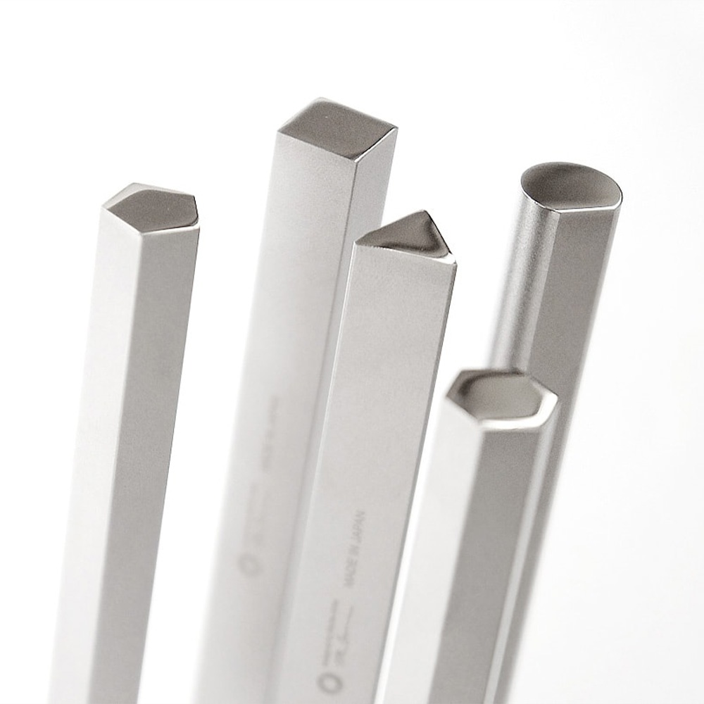 幾何筷架 C-Rest90，銀色金屬材質，呈現方形、三角形、六角形等多種幾何截面設計，簡潔現代，適合擺放筷子。