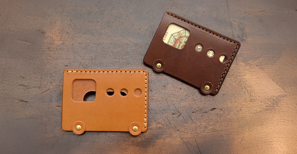 皮革製作的棕色巴士造型悠遊卡套，底部有兩個輪子裝飾，上面有窗戶和可見的卡片圖案