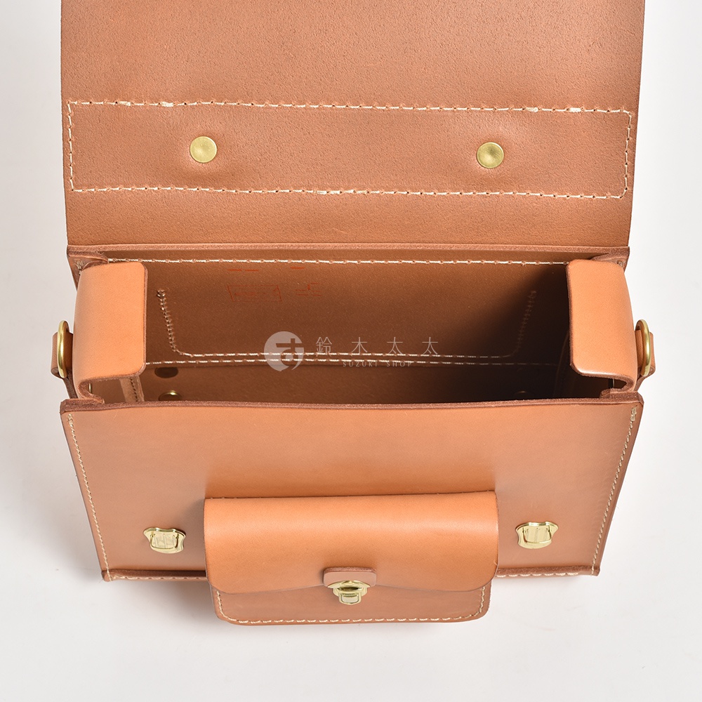 職人手作皮革學院風三用迷你後背包，呈現天然皮革的質樸色澤，設計簡約，配有金屬扣環及縫線細節，適合日常攜帶。