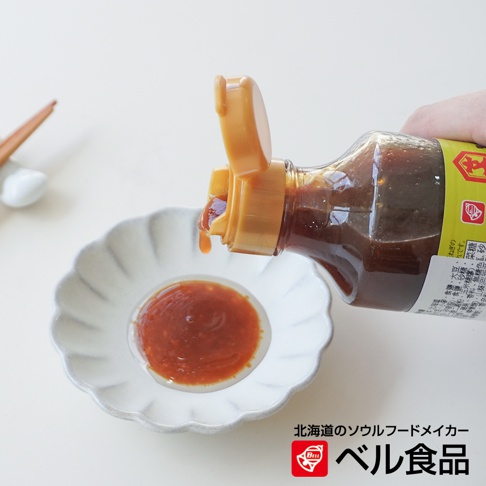 Bellfoods 北海道北見山葵風味調味醬，從瓶中擠出醬料滴入小碟子中