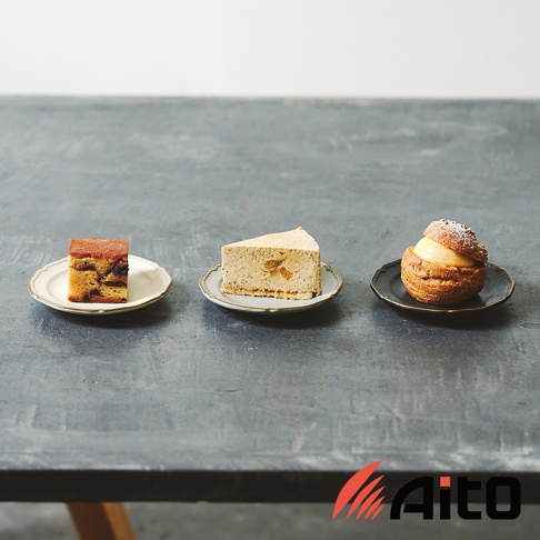 Aito 品牌 Logo 旁邊放著三個甜點，左邊是一個方形蛋糕，中間是一塊切片蛋糕，右邊是一個泡芙。
