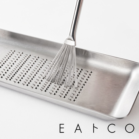 日製料理小刷，採用不鏽鋼材質，細長的刷毛呈扇形展開，用於清潔刨絲器上的食物殘渣。